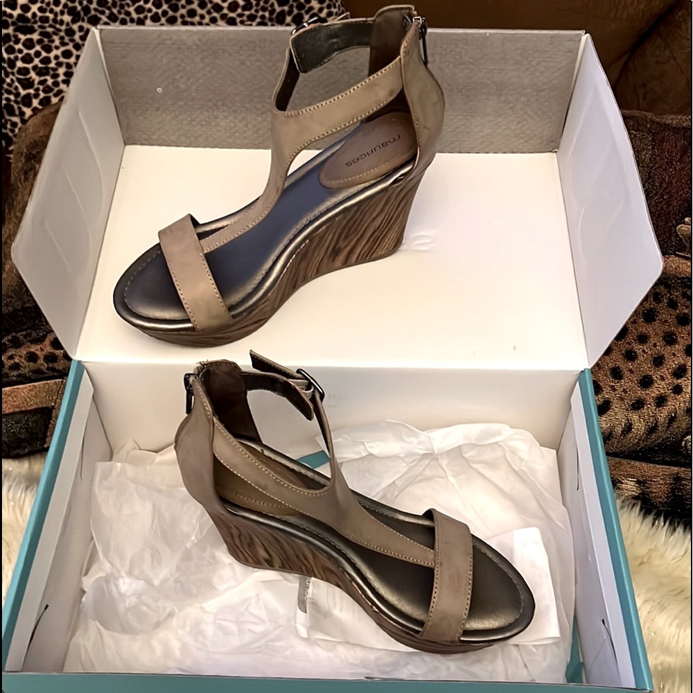 Open toe wedge shoe